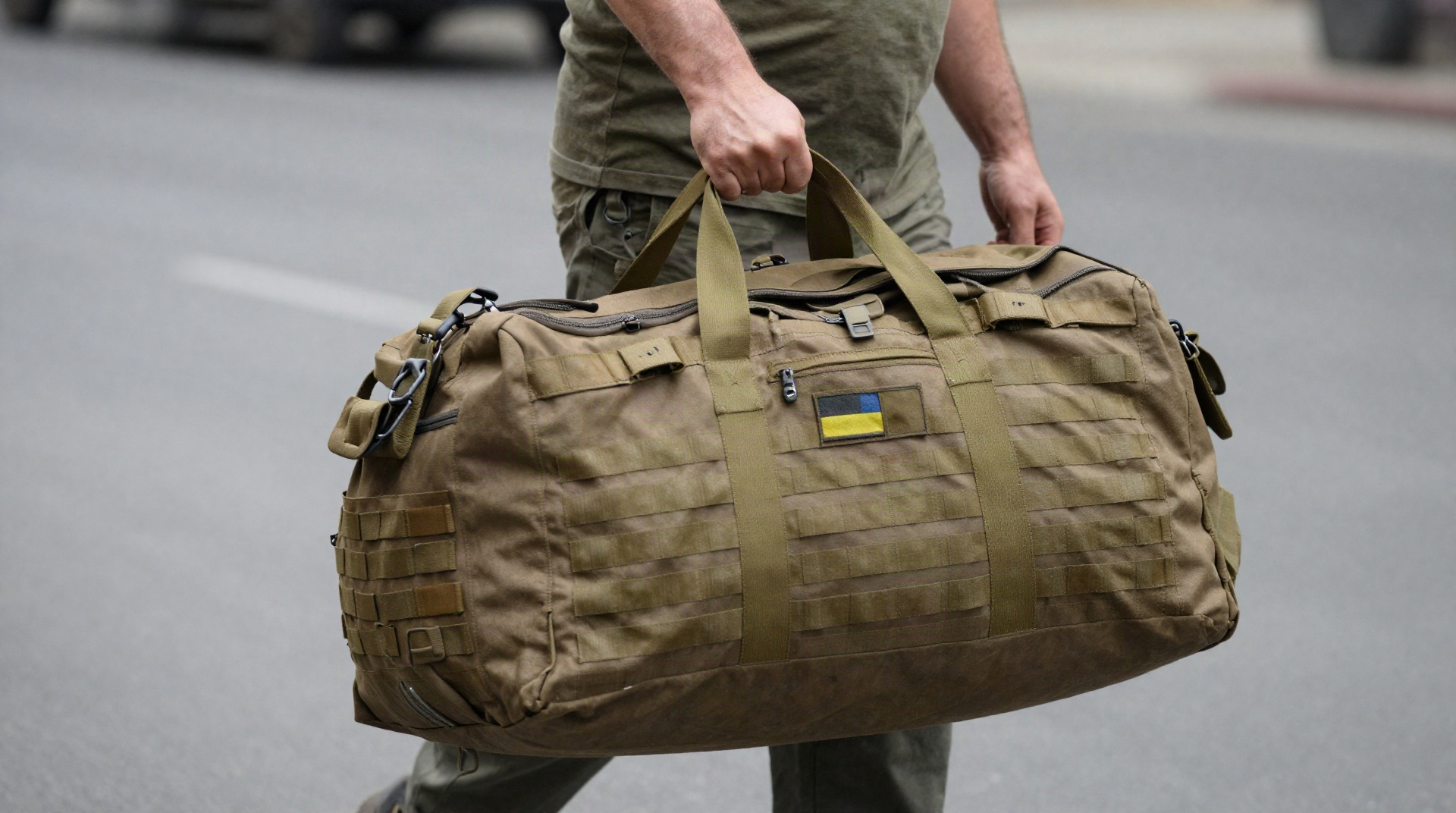 Транспортний баул із контрольним набором спорядження перед закриванням.