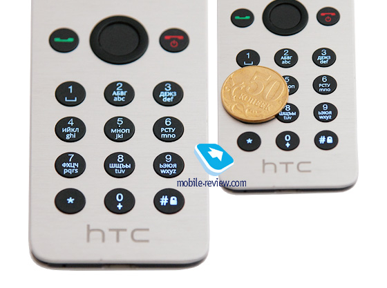 Правда, я не зовсім зрозумів, для чого на кнопки нанесені букви відразу двох алфавітів, адже набирати на HTC mini + повідомлення все одно не можна