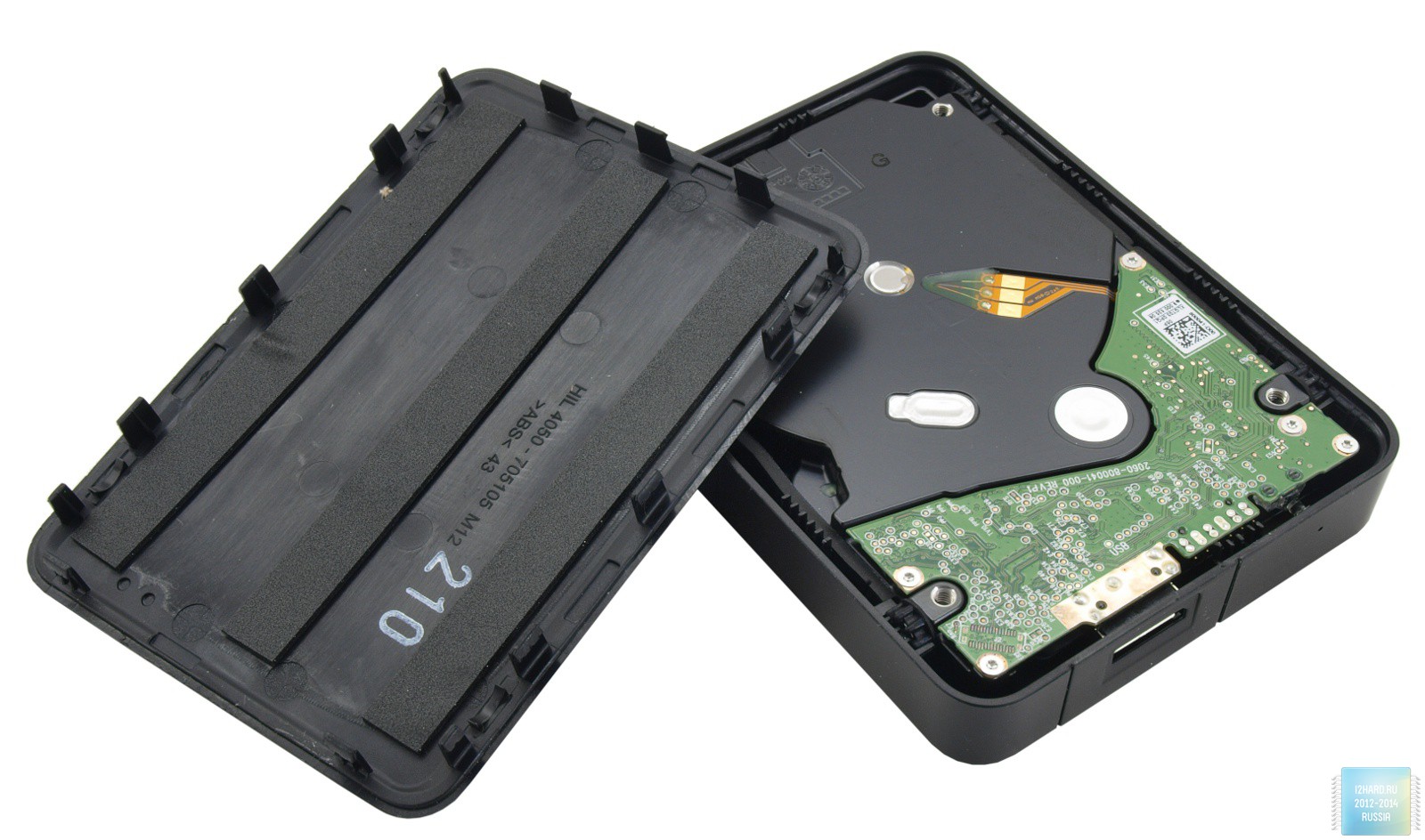 Всередині накопичувача Western Digital My Passport Ultra 3 ТБ розміщується жорсткий диск 2,5 дюйма в спеціальних санчатах і закріплюється гумовими насадками