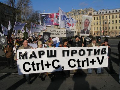Як він визначає, що це саме дублікат, а не оригінал - питання дуже спірне і давно обговорюваний веб-майстрами, тому що пошуковику це не завжди вдається (хоча з кожним роком процес стає все більш   досконалим   )