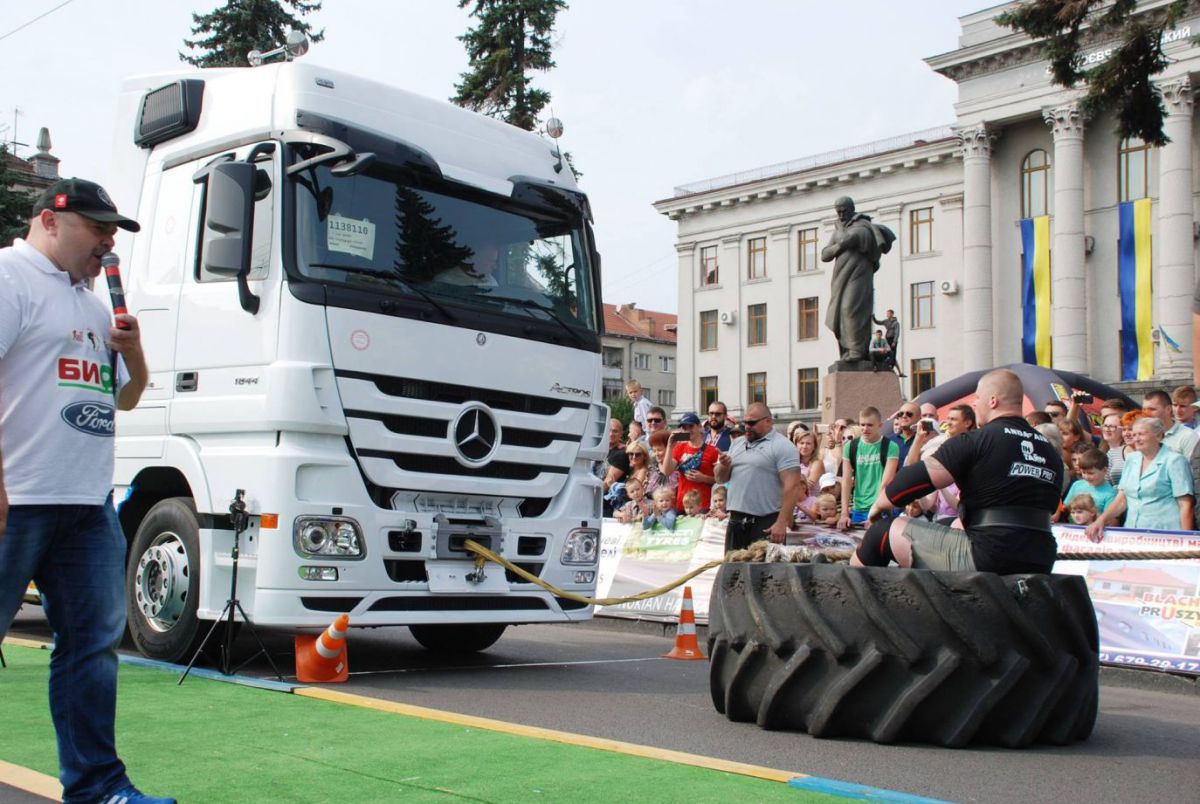 Автомобіль Mercedes-Benz Actros перетягували по двоє атлетів з кожної команди богатирів на дистанцію до 20-ти метрів