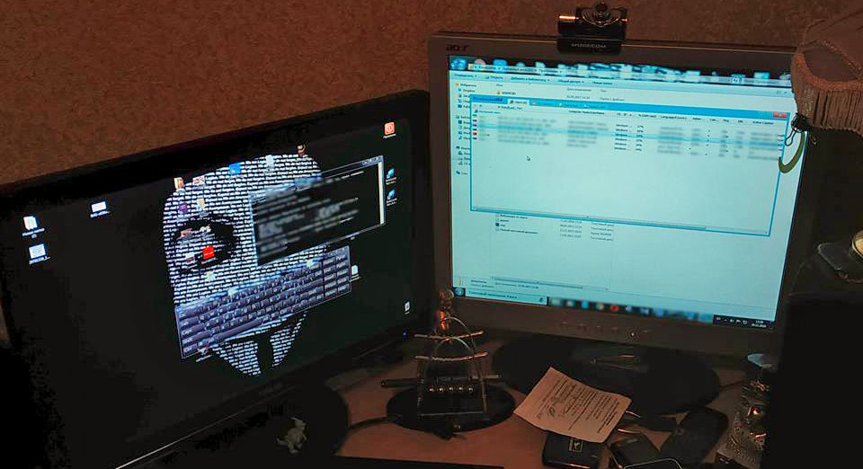 Під час огляду техніки вони виявили адмін-панель доступу до заражених комп'ютерів, інсталяційні файли вірусу, скріншоти екранів з підконтрольних комп'ютерів