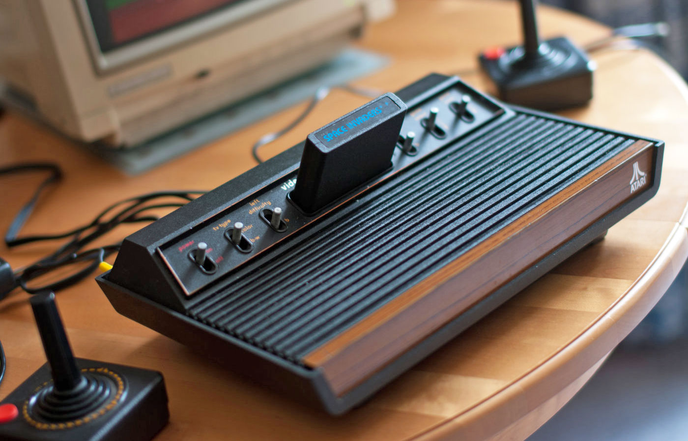 Зараз Atari, вже неодноразово перепродана і має мало спільного з легендарної корпорацією з 70-х, займається в основному онлайн-казино та іншими азартними іграми на реальні гроші
